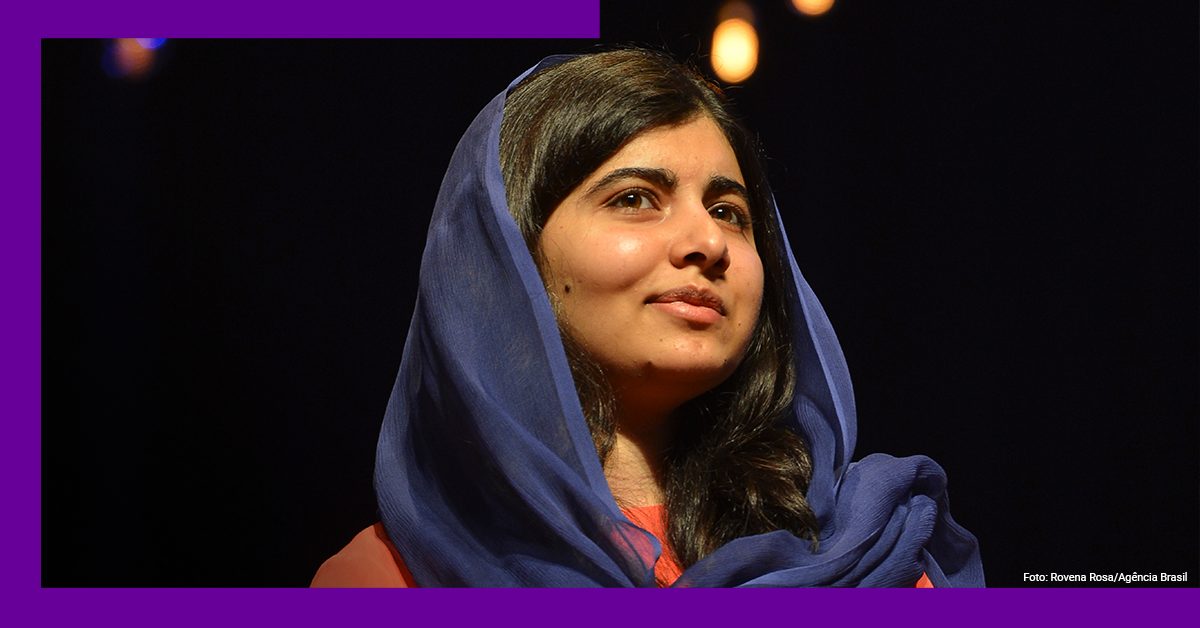 Imagem da Malala Yousafzai de véu durante uma apresentação'