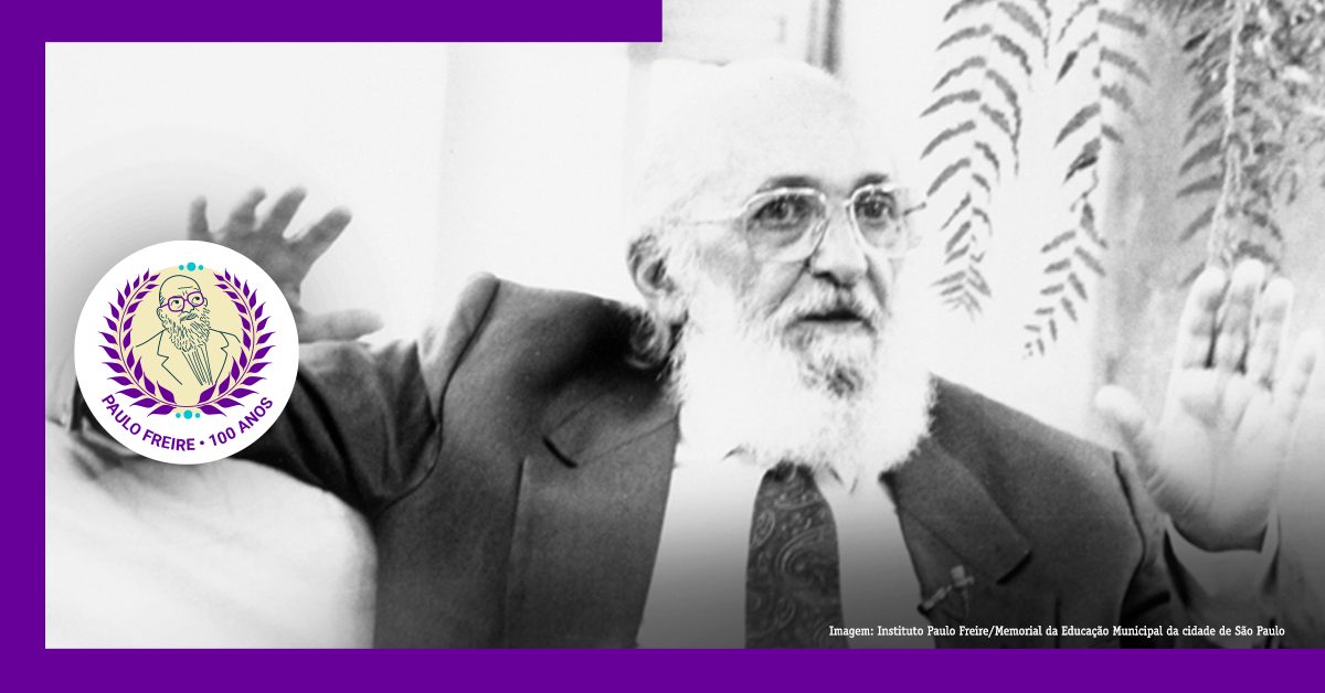 Imagem mostra o educador Paulo Freire. A imagem contém um selo comemorativo ao centenário do educador