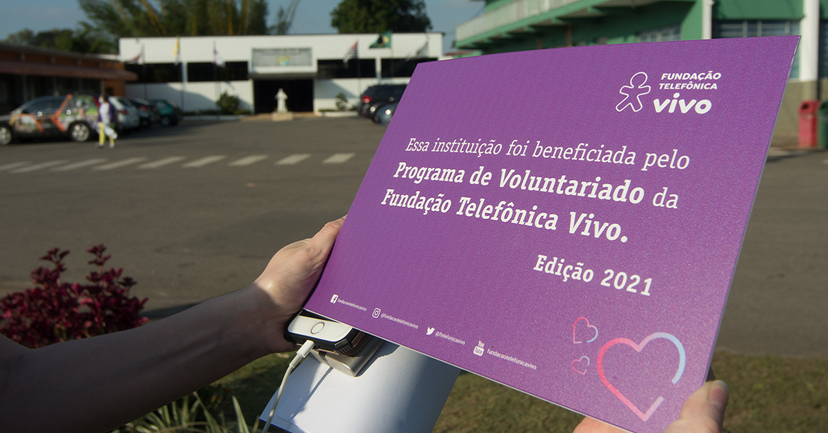 Placa com a frase: essa instituição foi beneficiada com o Programa de Voluntariado da Fundação Telefônica Vivo 2021