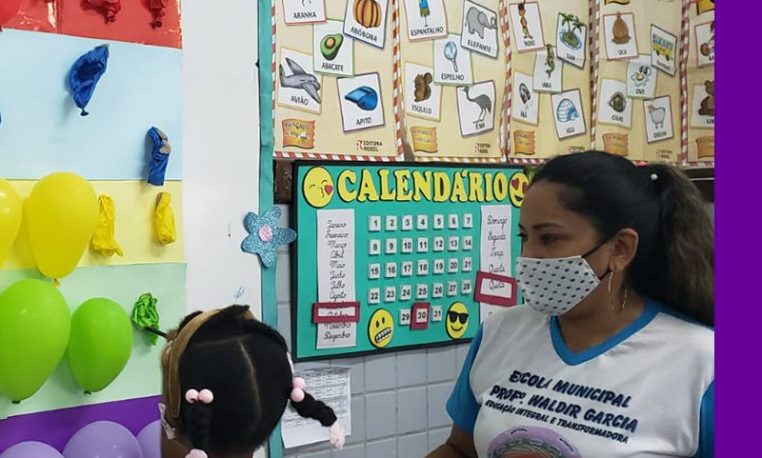 Educadora aprende segundo idioma para se aproximar de alunos estrangeiros