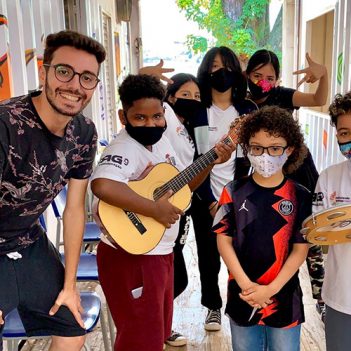 Através da música, percussionista voluntário ensina crianças e jovens