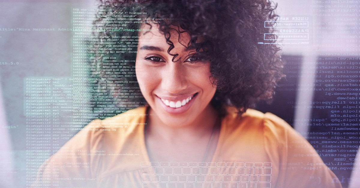 Imagem mostra uma jovem negra sorrindo. Por cima de sua imagem, é possível ver códigos de programação e o teclado de um computador. A jovem usa uma camisa na cor laranja.