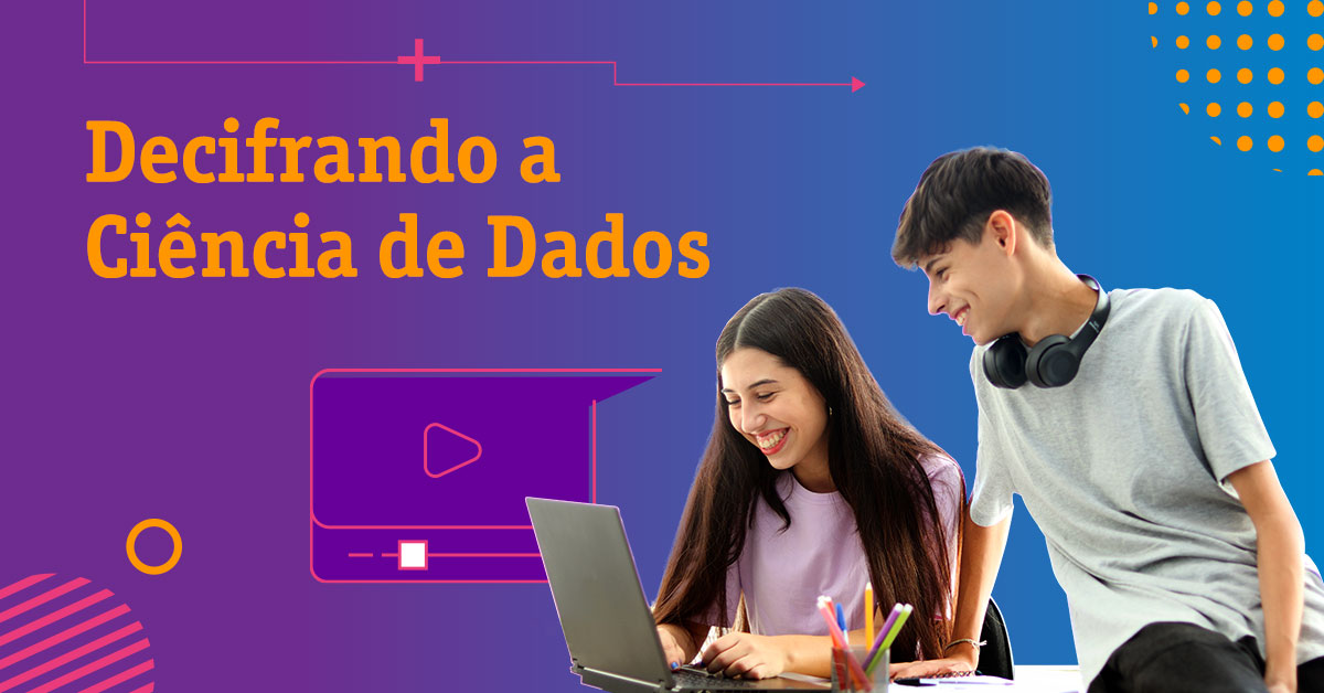 Dois jovens estudantes estão sorrindo enquanto olham para a tela de um computador. A jovem está sentada, ela é morena, tem o cabelo castanho escuro, longo, e veste uma camiseta rosa. O jovem é moreno claro, com cabelo castanho escuro e veste uma camiseta cinza e uma calça preta. Ele está com fone de ouvido no pescoço.