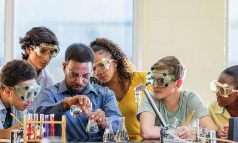 Professor do ensino médio usa STEM para desafiar a criatividade dos alunos através de prática inovadora