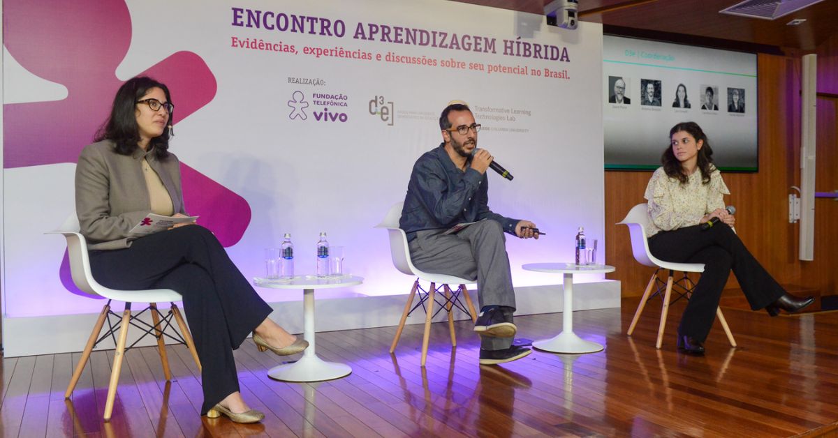 Imagem mostra evento de lançamento do relatório Aprendizagem Híbrida? Orientações para regulamentação e adoção com qualidade, equidade e inclusão