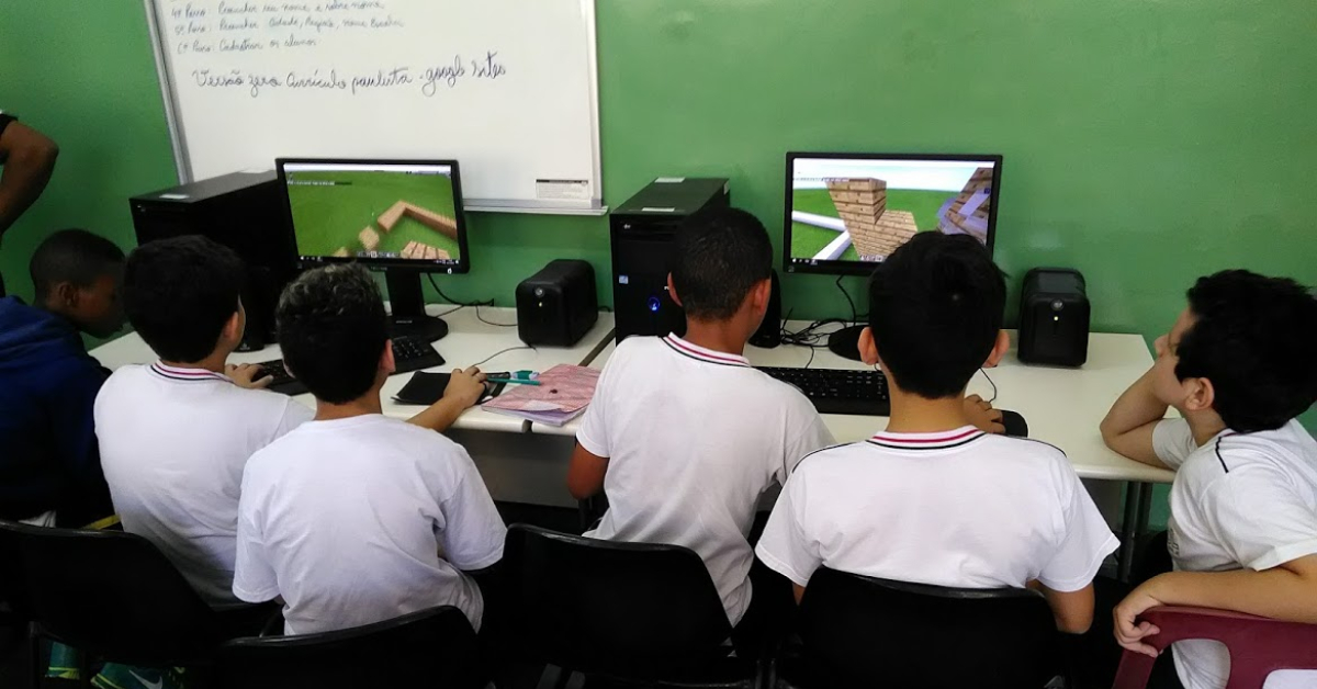 Alunos jogam game em computador, na sala de informática, em escola pública de São Paulo.