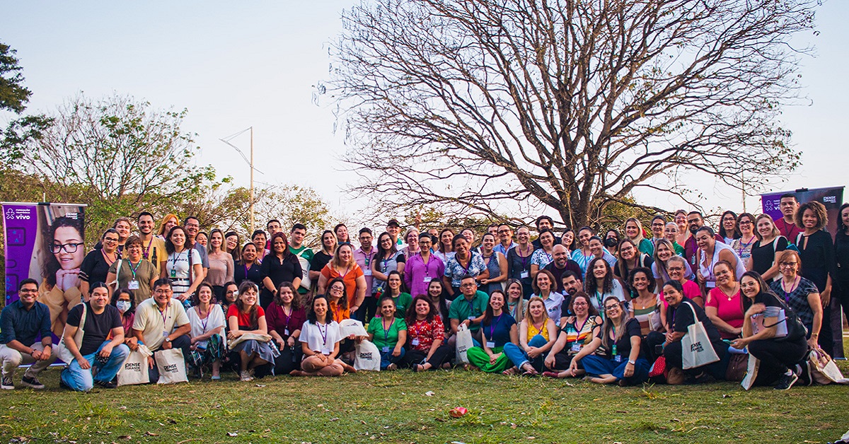 Imagem mostra grupo de educadores reunidos no evento de formação de multiplicadores. Eles estão em um parque, ao ar livre