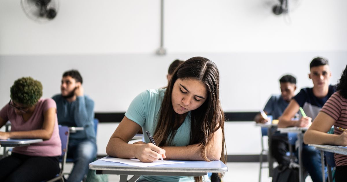 Imagem mostra a estudantes em sala de aula