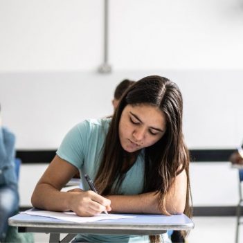 Imagem mostra a estudantes em sala de aula