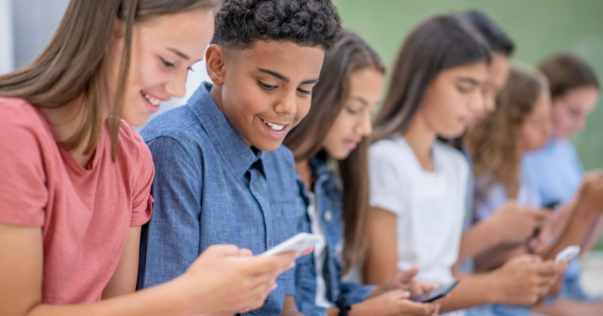 Imagem mostra estudantes utilizando tecnologias digitais na sala de aula