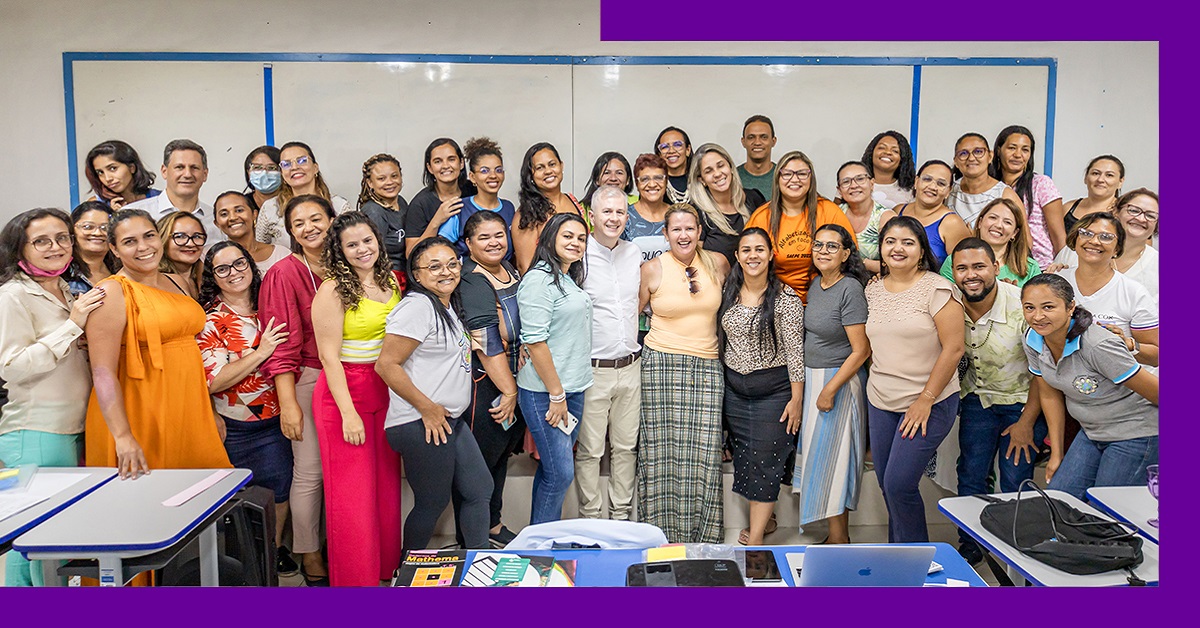 Imagem mostra um grupo de cerca de 40 professores reunidos em uma sala de aula