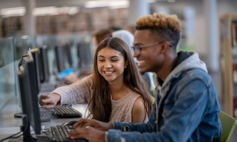 Na escola do futuro, a sala de informática agora é a escola toda