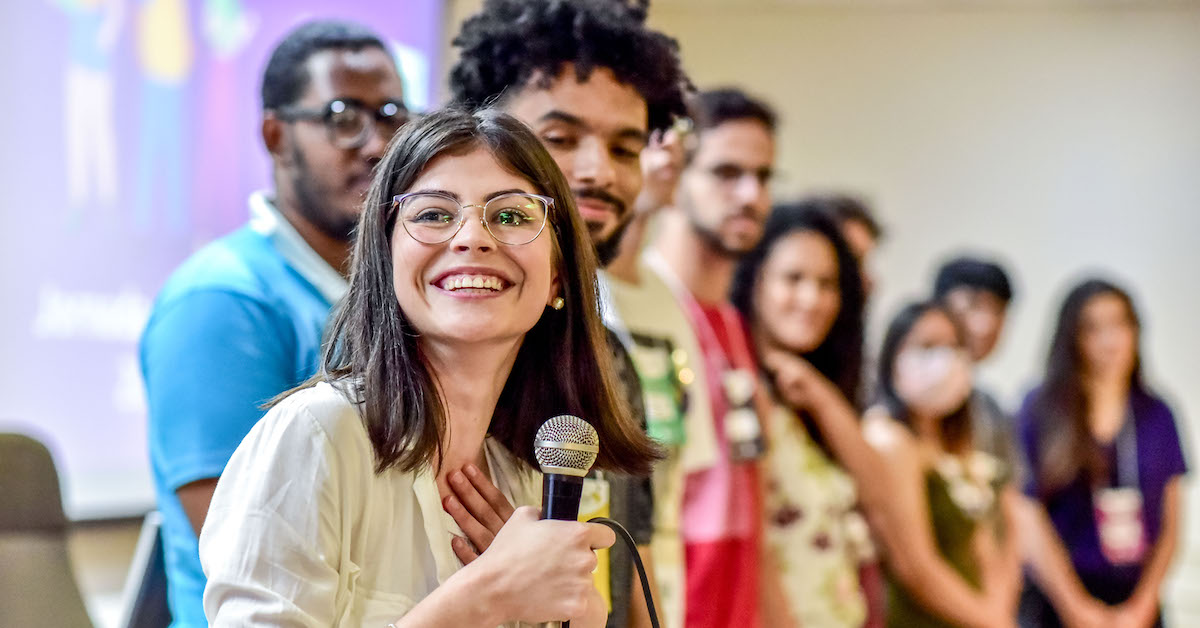 Jovens participam de encontro para debater a nova educação e a inserção das juventudes no mercado de trabalho.