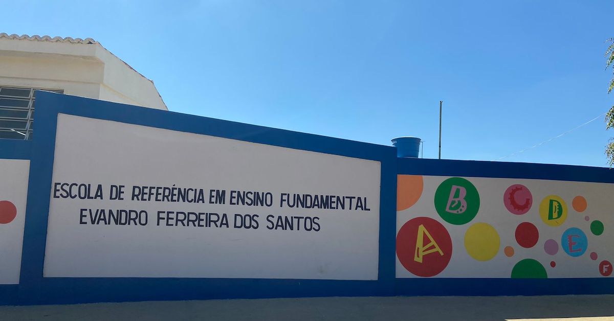 Fachada da escola Evandro Ferreira dos Santos, uma das finalistas do prêmio World’s Best School em 2022.