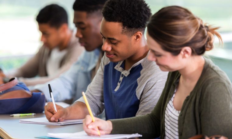 Análise dos dados da Pesquisa Nacional por Amostra de Domicílios Contínua (PNAD Contínua) sobre Educação