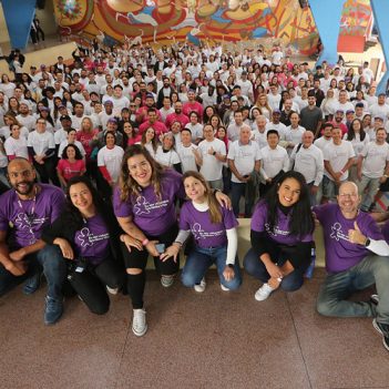 Imagem mostra um grupo de mais de 100 pessoas reunidas que atuaram como voluntárias no dia dos voluntários