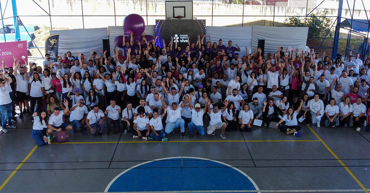 A imagem mostra voluntários sorrindo e posando para a câmera #ProgramadeVoluntariado