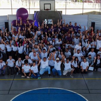 A imagem mostra voluntários sorrindo e posando para a câmera #ProgramadeVoluntariado