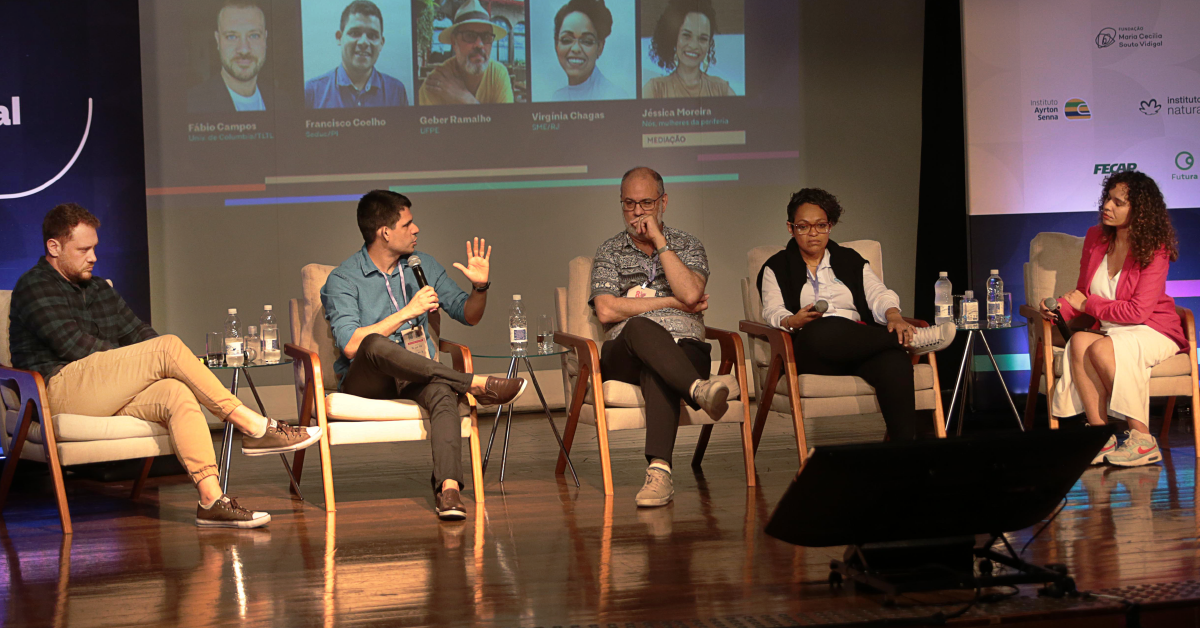 A Jeduca debateu a Inteligência Artificial na Educação: A imagem mostra os participantes da mesa “IA é o futuro da Educação?” Fabio Campos, professor e pesquisador da Universidade da Columbia/TLTL (EUA), Francisco Coelho, professor no CETI Liceu Parnaibano, no Piauí, Geber Ramalho, professor da UFPE, Virgínia Chagas, professora articuladora do Ginásio Educacional Tecnológico Tobias Barreto, no Rio de Janeiro, e a mediadora Jéssica Moreira, Jornalista da TV Globo e da ONG Nós, Mulheres da Periferia.