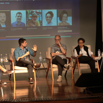 A imagem mostra os participantes da mesa “IA é o futuro da Educação?” Fabio Campos, professor e pesquisador da Universidade da Columbia/TLTL (EUA), Francisco Coelho, professor no CETI Liceu Parnaibano, no Piauí, Geber Ramalho, professor da UFPE, Virgínia Chagas, professora articuladora do Ginásio Educacional Tecnológico Tobias Barreto, no Rio de Janeiro, e a mediadora Jéssica Moreira, Jornalista da TV Globo e da ONG Nós, Mulheres da Periferia.