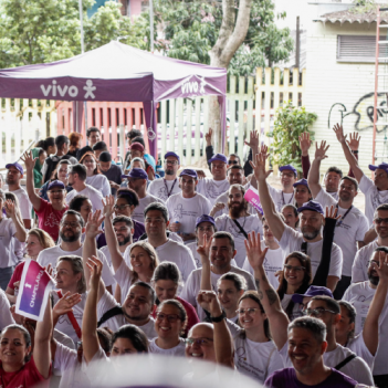 O Dia dos Voluntários da Fundação Telefônica Vivo chegou ao Rio Grande do Sul e beneficiou mais de 1.200 pessoas. A imagem mostra o grupo de voluntários de Porto Alegre.