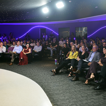 A imagem mostra Christian Gebara, CEO da Vivo e Presidente do Conselho da Fundação Telefônica Vivo, fazendo a abertura do evento “Transformação Digital na Educação: Desafios e Tendências”