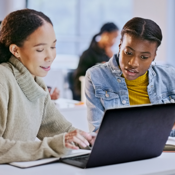 Mais mulheres conseguem empregos na área de tecnologia