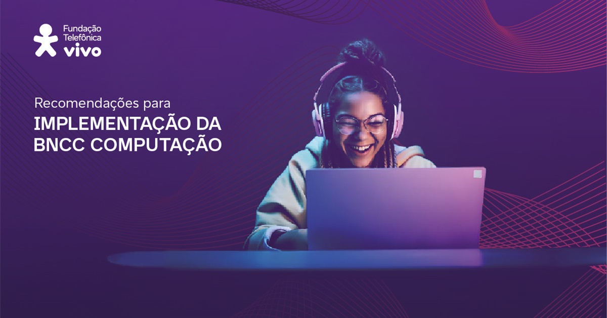 Imagem mostra a capa do e-book com a chamada Recomendações para Implementação da BNCC Educação e o logo da Fundação Telefônica Vivo. Na imagem há uma jovem estudante negra sorridente, com um notebook e fones de ouvido.