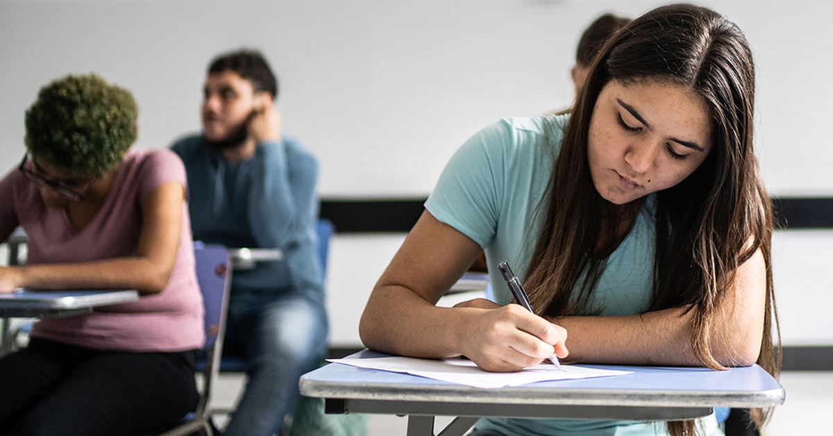 Foto de estudante prestando uma prova para ilustrar nota técnica da Fundação Telefônica Vivo sobre o Enem 2024