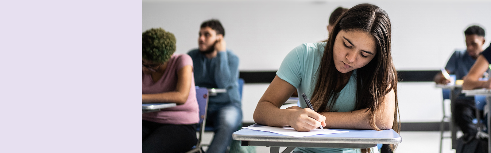 Foto de estudante prestando uma prova para ilustrar nota técnica da Fundação Telefônica Vivo sobre o Enem 2024