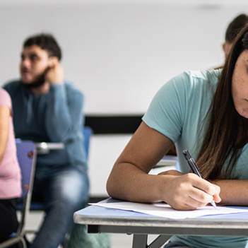 Foto de estudante prestando uma prova para ilustrar nota técnica da Fundação Telefônica Vivo sobre o Enem 2024