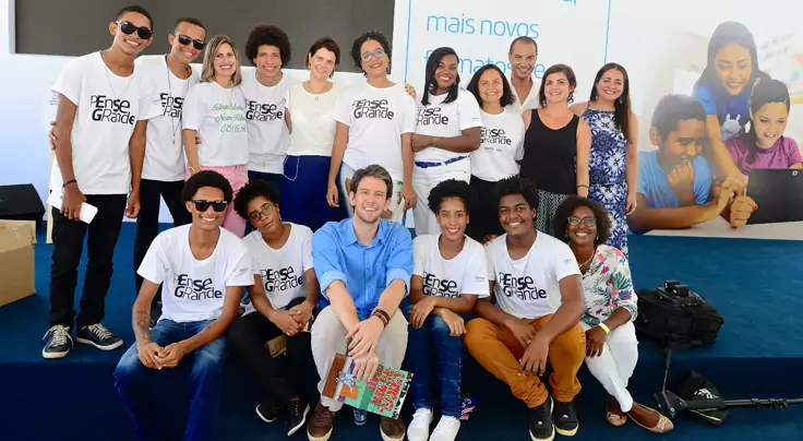 Colégio público inova em ensino na Bahia - Lançamento de parceria com programas da Fundação Telefônica Vivo reuniu estudantes, educadores, comunidade e autoridades em Salvador