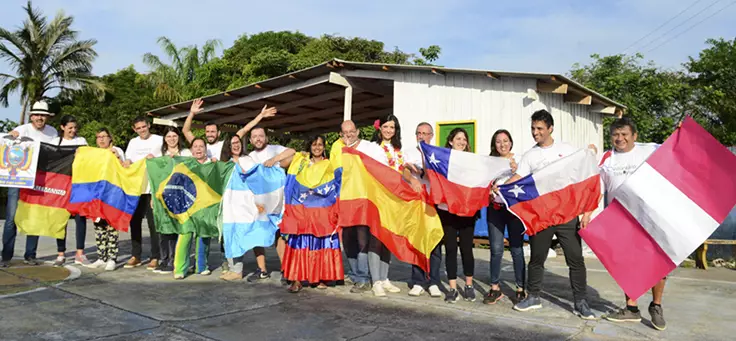 Voluntários mostram as bandeiras de seus países durante o Vacaciones Solidárias em Manaus