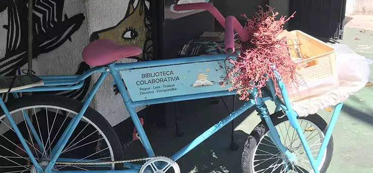 O projeto Biblioteca Colaborativa leva cestas de livros para instituições e condomínios com ajuda de uma bicicleta decorada especialmente para a iniciativa.