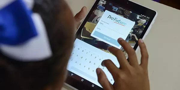 tablet do programa Aula Digital ProFuturo é manuseado por uma criança