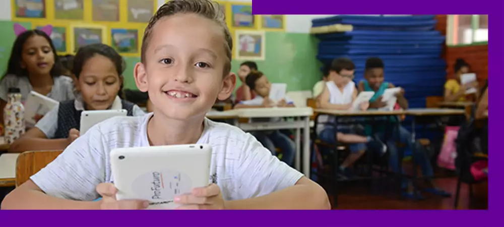 Crianças atendidas pelo projeto Aula Digital ProFuturo em Goiânia em sala de aula