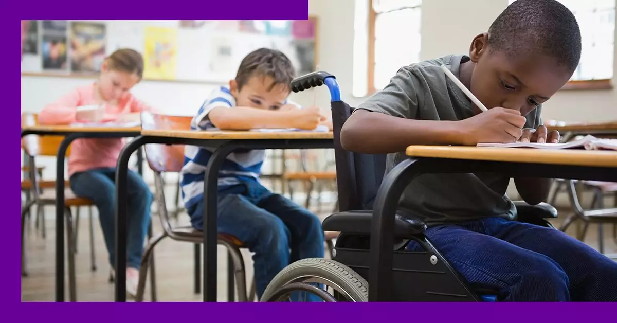 Imagem mostra três crianças estudando em sala de aula. Uma das crianças é negra e está em uma cadeira de rodas