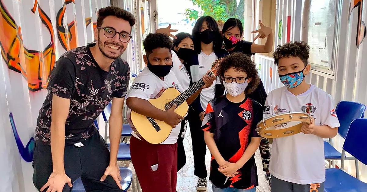 Através da música, percussionista voluntário ensina crianças e jovens