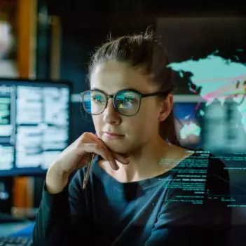 Aluna em frente ao computador, gerando códigos e praticando a programação.