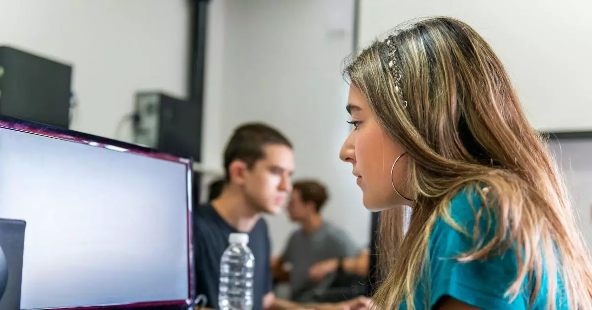 Imagem mostra professores com dificuldades no uso de computadores