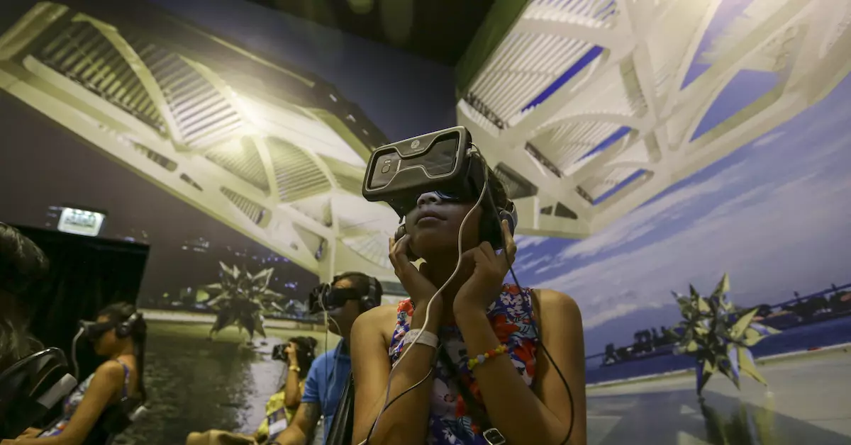 Criança negra utiliza óculos de realidade virtual durante visita ao Museu do Amanhã, no Rio de Janeiro (RJ)