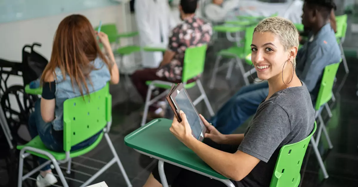 Retrato de uma jovem usando tablet digital na sala de aula.