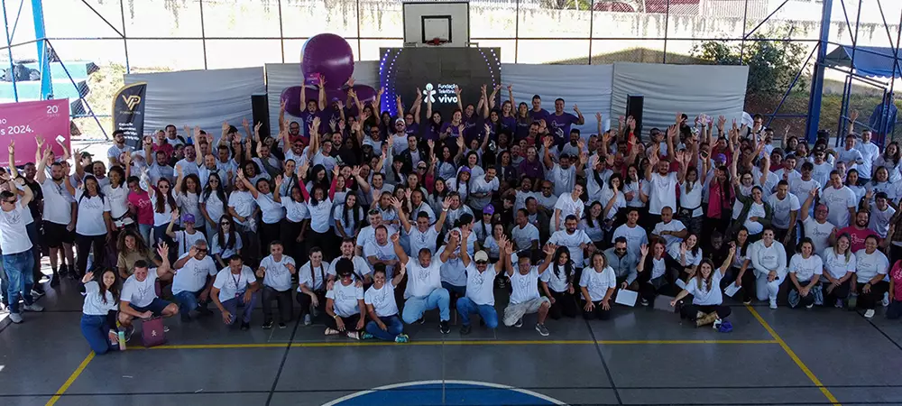 A imagem mostra voluntários sorrindo e posando para a câmera #ProgramadeVoluntariado