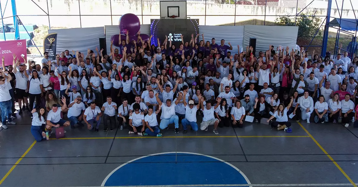 A imagem mostra voluntários sorrindo e posando para a câmera #ProgramadeVoluntariado