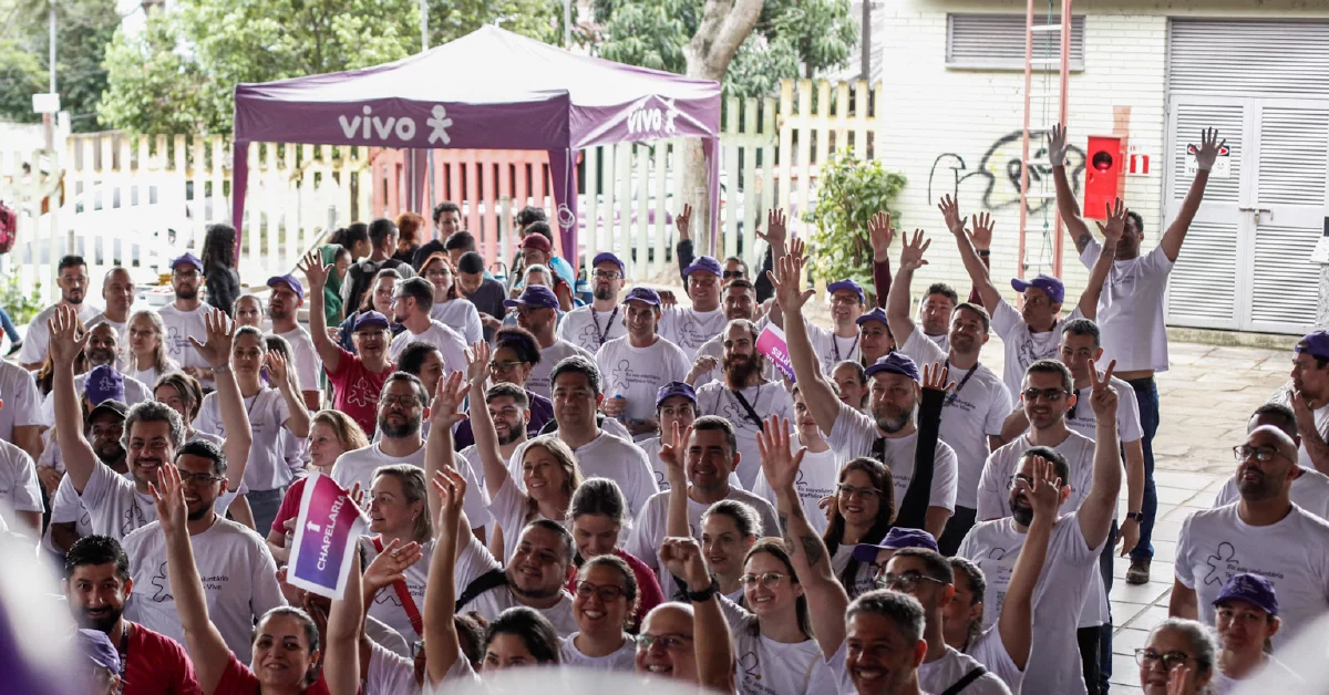 O Dia dos Voluntários da Fundação Telefônica Vivo chegou ao Rio Grande do Sul e beneficiou mais de 1.200 pessoas. A imagem mostra o grupo de voluntários de Porto Alegre.