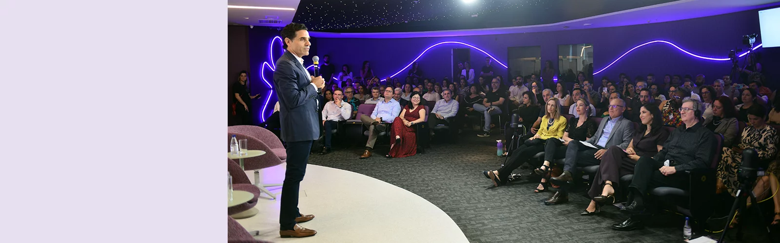 A imagem mostra Christian Gebara, CEO da Vivo e Presidente do Conselho da Fundação Telefônica Vivo, fazendo a abertura do evento “Transformação Digital na Educação: Desafios e Tendências”